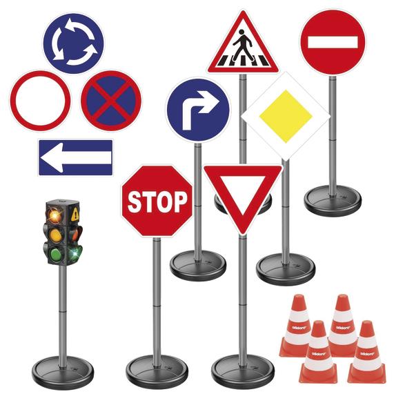 Verschiedene Verkehrszeichen, Ampel und Verkehrshütchen auf Standfüßen vor weißem Hintergrund.