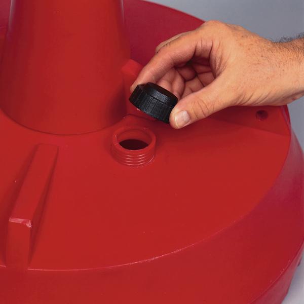 Hand öffnet schwarzen Deckel an rotem Kunststoffbehälter mit Schraubverschluss.