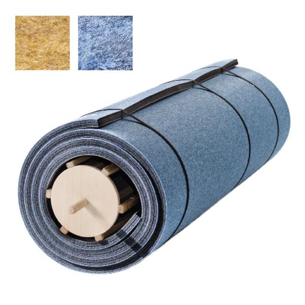 Aufgerollte Bodenturnmatte in Blau auf einem Holz-Aufrollkern mit schwarzen Tragegurten. Oben links sind Detailansichten der blau und gelb melierten Oberfläche dargestellt.