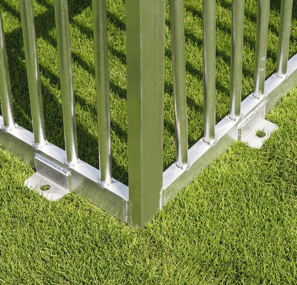 Eckdetail eines verzinkten Metallzauns auf grünem Rasen, stabil und rostfrei.