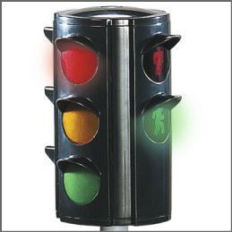 Verkehrsampel mit rot, gelb und grün leuchtenden Signalen, seitlich grüner Fußgängerampel.