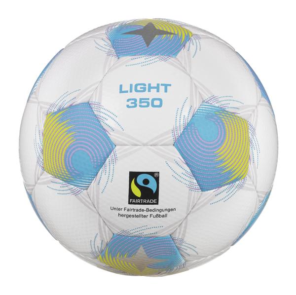 Weißer Fußball mit der Aufschrift ›LIGHT 350‹, bunten grafischen Mustern in Blau und Gelb sowie Fairtrade-Siegel.