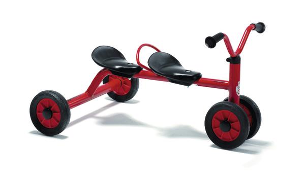 Dreirädriges Kinderfahrzeug mit zwei Sitzen und rotem Metallrahmen für gemeinsames Fahren.