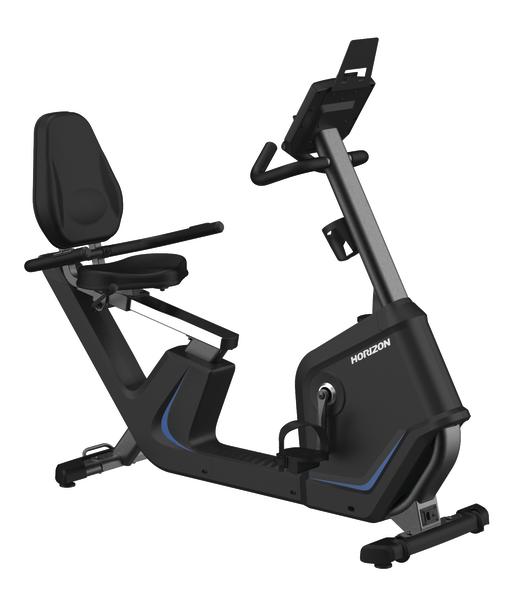 Schwarzes Liegeergometer mit blauen Akzenten, gepolstertem Sitz mit Rückenlehne, seitlichen Haltegriffen und tiefem Einstieg seitliche Ansicht von vorne.