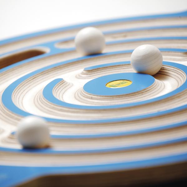 Holzlabyrinth mit weißen Kugeln auf blauen Pfaden, Nahaufnahme eines Geschicklichkeitsspiels.