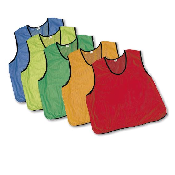 Mehrfarbige Sportleibchen in Blau, Gelb, Grün, Orange und Rot, ideal für Teamsport.
