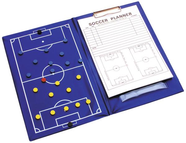 Taktiktafel mit Magnetspielern und Soccer Planner für Fußball-Strategieplanung.