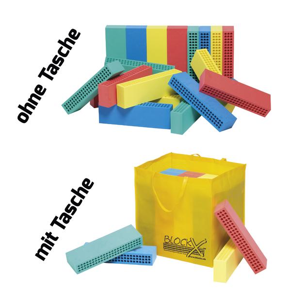 Bunte Bausteine ohne Tragetasche gestapelt auf weißem Hintergrund.