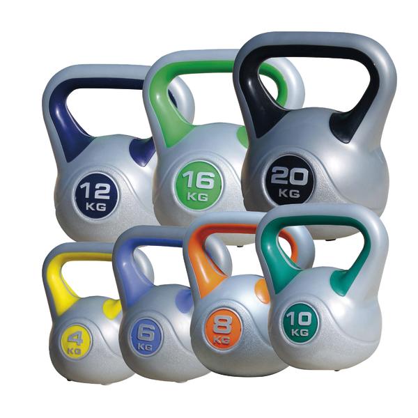 Set aus sieben farbigen Kettlebells mit Gewichten von 4 bis 20 Kilogramm.