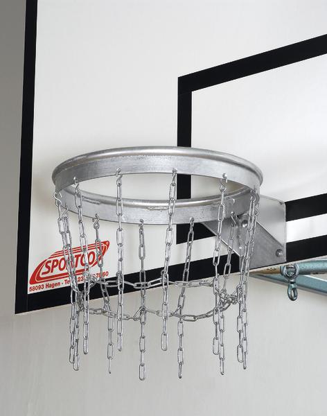 Metall-Basketballkorb mit Kettennetz an weißem Basketballbrett befestigt.