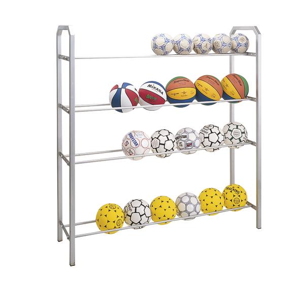 Metallregal mit vier Ebenen, gefüllt mit verschiedenen Sportbällen wie Fußball, Basketball und Volleyball.