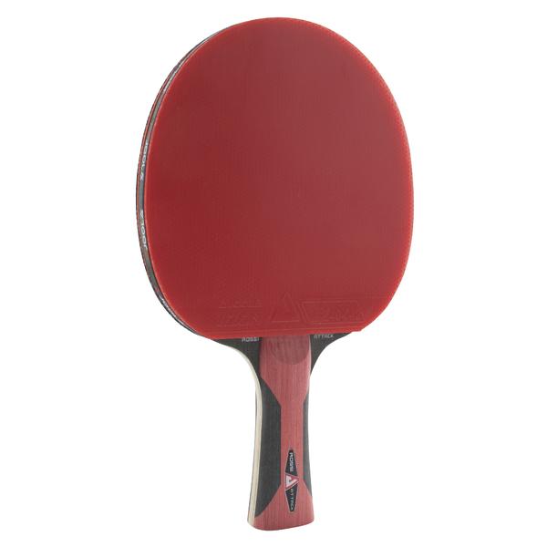 Tischtennisschläger mit rotem Belag und Holzgriff, isoliert auf weißem Hintergrund.