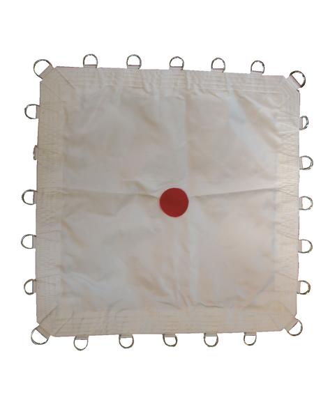 Weißes quadratisches Sprungtuch mit rotem Punkt in der Mitte und Metallösen am Rand.