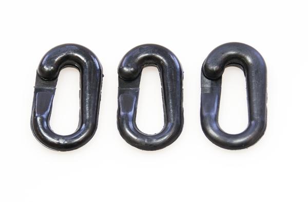 Drei schwarze Karabinerhaken aus Metall auf weißem Hintergrund.