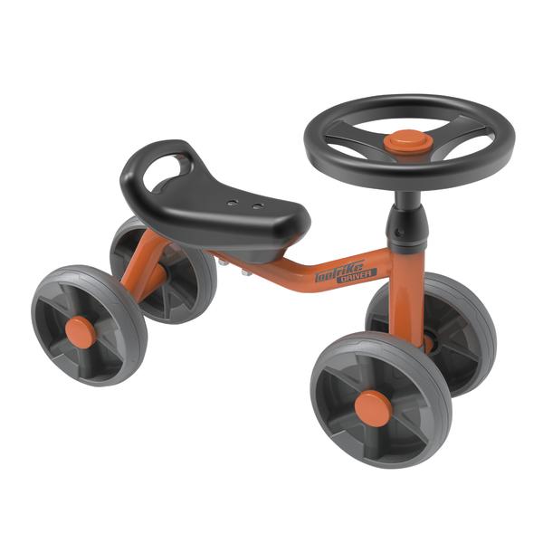 Kinderfahrzeug mit vier Rädern, orange-schwarzer Rahmen und rundem Lenkrad, ohne Pedale.