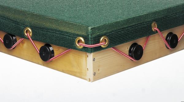 Ecke eines grünen Billardtischs mit Holzrahmen und elastischer Bespannung.