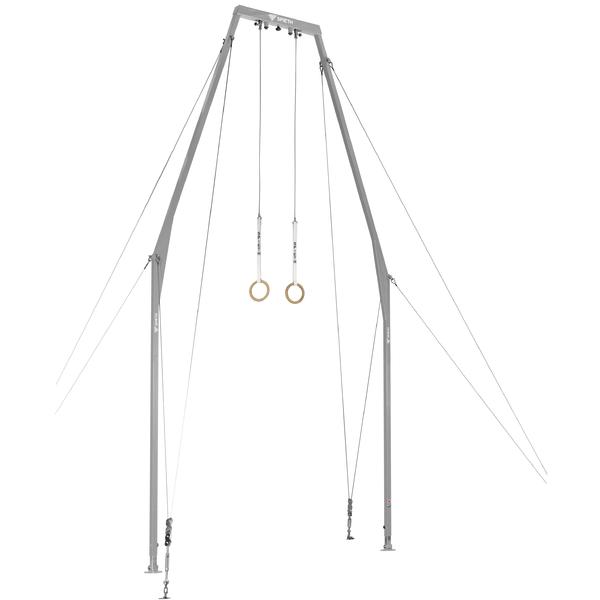 Turnringgestell mit Holzringen und Stahlrahmen für Gymnastik und Training im Freien.