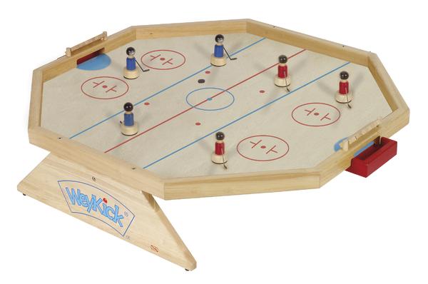 Tischhockeyspiel aus Holz mit Spielfiguren und Toren, kompakt und handlich.