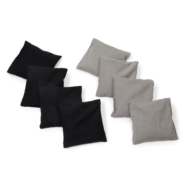 Acht Wurfsäckchen für Cornhole, aufgeteilt in zwei Farbsets (schwarz und grau), aus Stoff gefertigt und mit Füllmaterial für ein gutes Wurf- und Liegeverhalten.