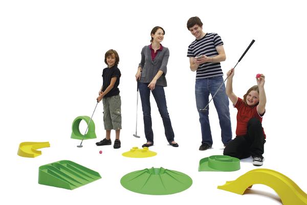 Familie spielt Minigolf mit bunten Hindernissen auf weißem Hintergrund.