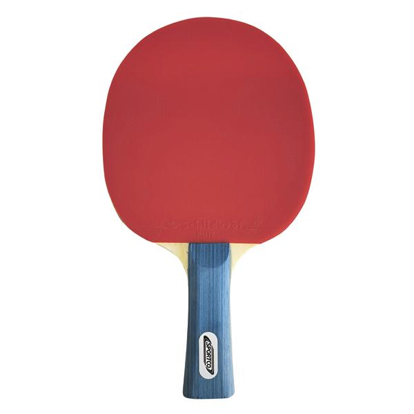 Tischtennisschläger mit rotem Belag und blauem Griff, isoliert auf weißem Hintergrund.