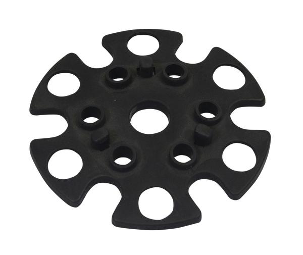 Schwarzer Speer-Fangteller mit mehreren Löchern, für das Wurftraining in der Halle gegen Schutznetze.