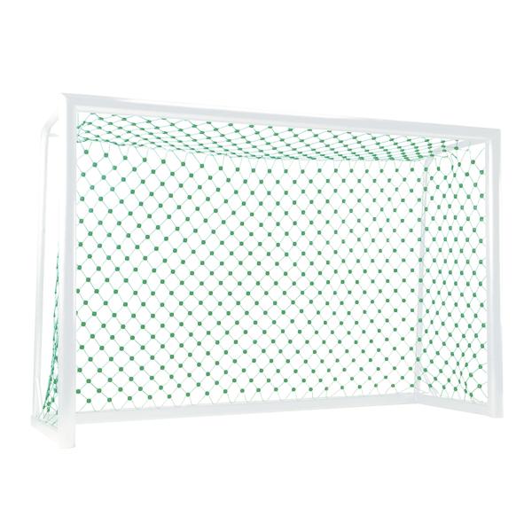 Fußballtor mit grünem Netz auf weißem Hintergrund, freigestellt.
