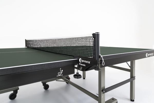 Tischtennisplatte Sponeta Classic mit Netz, schwarzes Spielfeld und klappbare Beine.