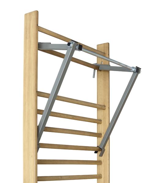 Wandmontierte Sprossenwand mit ausklappbarer Klimmzugstange aus Holz und Metall.