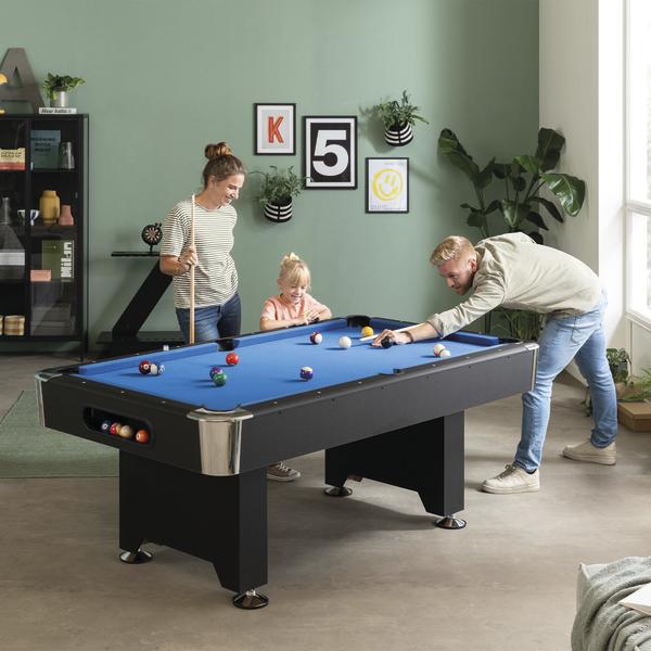 Familie spielt Billard am Winsport San Diego Billardtisch mit blauem Spielfeld im Wohnzimmer.