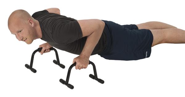 Mann macht Liegestütze mit Push-up-Barren, trainiert Oberkörper und Arme.