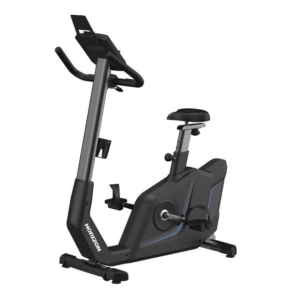 Schwarzes Ergometer mit blauen Akzenten, großer Trainingskonsole mit Tablet-Halterung, Getränkehalter und verstellbarem Sattel seitliche Ansicht vorne