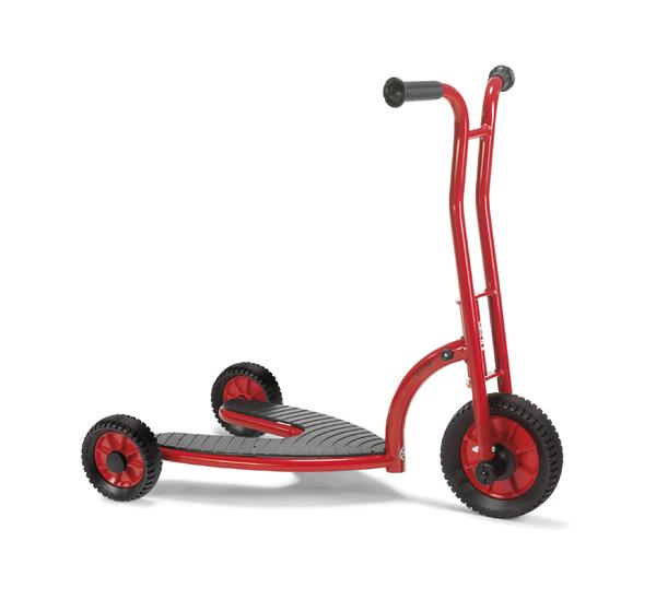 Roter Dreiradroller mit großem Trittbrett und robusten Reifen für Kinder.