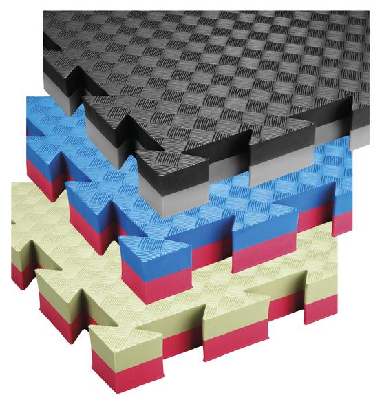 Mehrfarbige, rutschfeste Schaumstoff-Puzzlematten mit strukturierter Oberfläche, stapelbar.