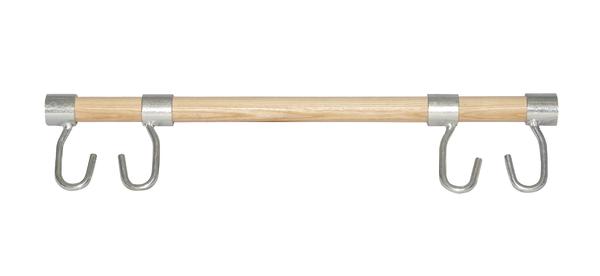 Holz-Schaukelreckstange mit vier Metallhaken.
