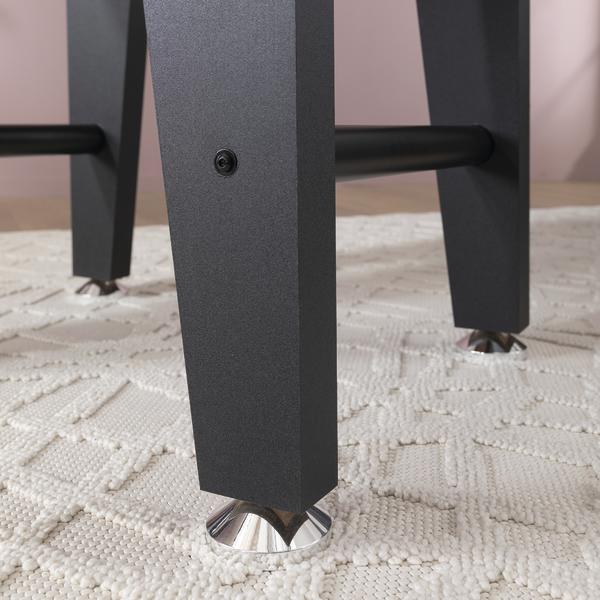 Tischbein eines Tischkickers mit verchromtem Standfuß auf Teppich.
