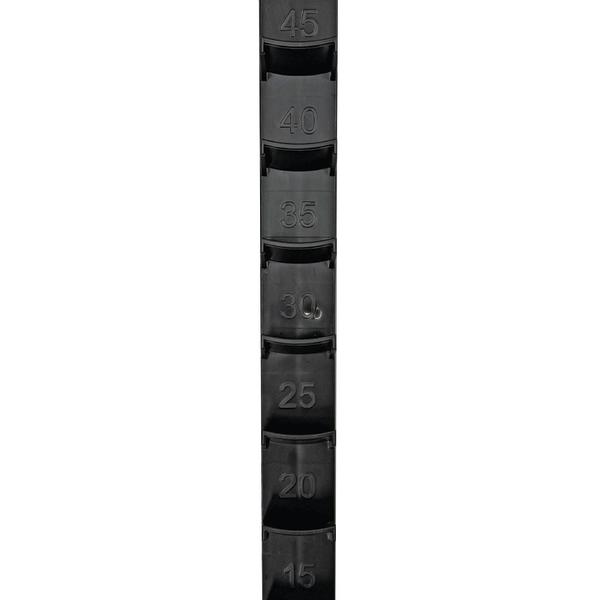 Schwarze Rasterstange mit den Zahlen 15, 20, 25, 30, 35, 40 und 45, Aufnahme von vorne.