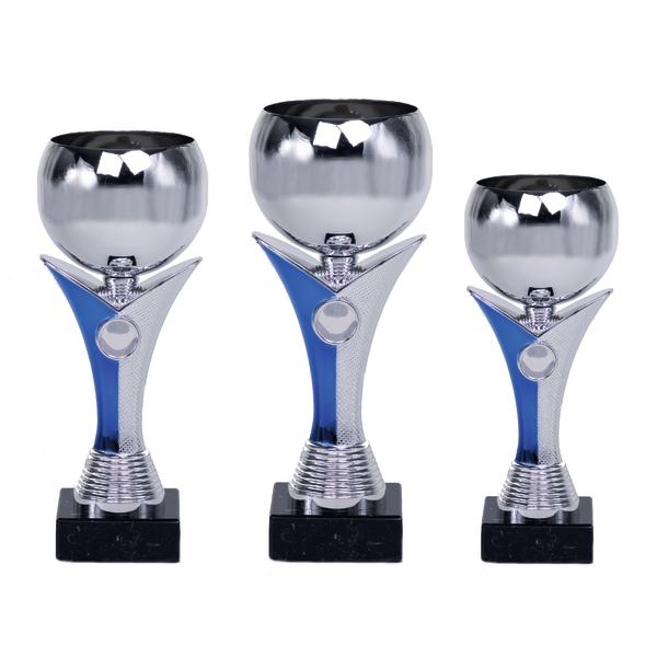Silberne Pokale in drei verschiedenen Größen mit blauem Akzent auf schwarzem Sockel.