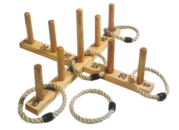 Holz-Ringwurfspiel mit nummerierten Stäben und fünf Wurfringen aus Seil auf weißem Hintergrund.