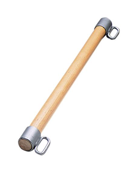 Holzgriff mit Metallenden und Ösen, geeignet für Fitness- oder Kletterübungen.