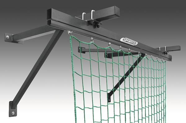 Wandmontiertes Sportnetz-Halterungssystem aus Metall mit grünem Netz für Sportanlagen.