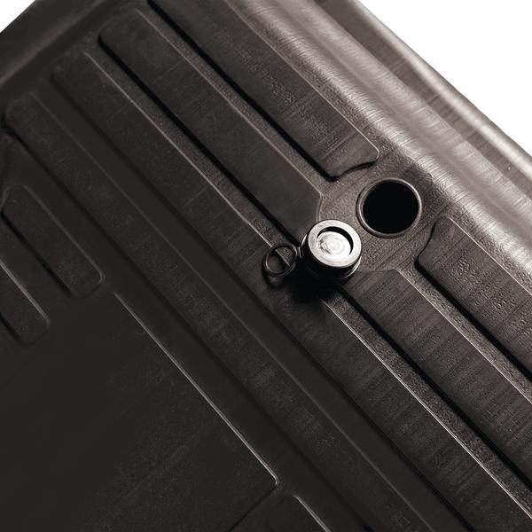 Schwarze Kunststoffkofferbodenplatte mit Verschluss und rundem Loch, Nahaufnahme.