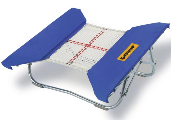 Eurotramp Trampolin Sprungtuch mit blauen Polstern und Metallrahmen für Turnübungen.
