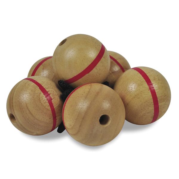 Holzkugeln mit roten Markierungen und Schnüren für ein Wurfspiel.