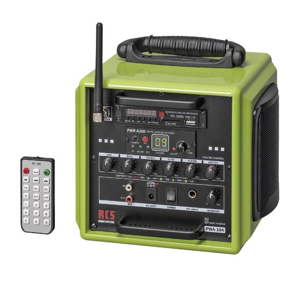 Tragbarer grüner Lautsprecher mit Fernbedienung und mehreren Audioanschlüssen, PWA-104 Modell.