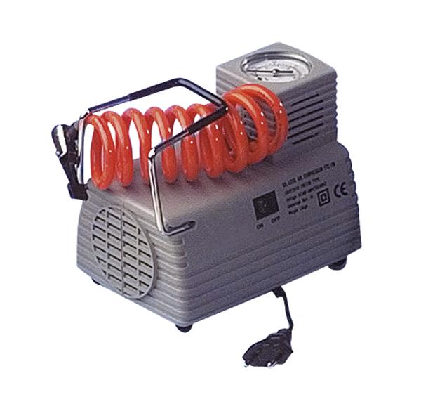 Kompakter elektrischer Luftkompressor mit rotem Spiralschlauch und Druckanzeige.