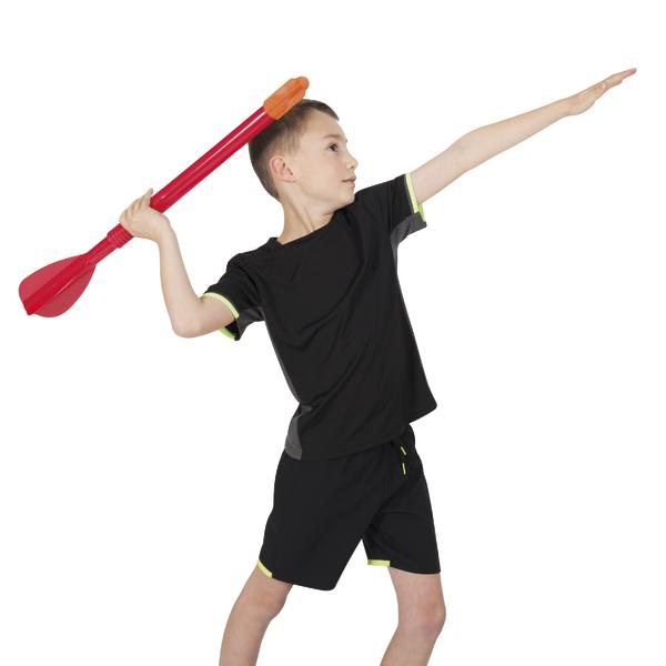 Kleiner Junge hält einen roten Soft-Speer in der Hand und ist bereit, ihn zu werfen.