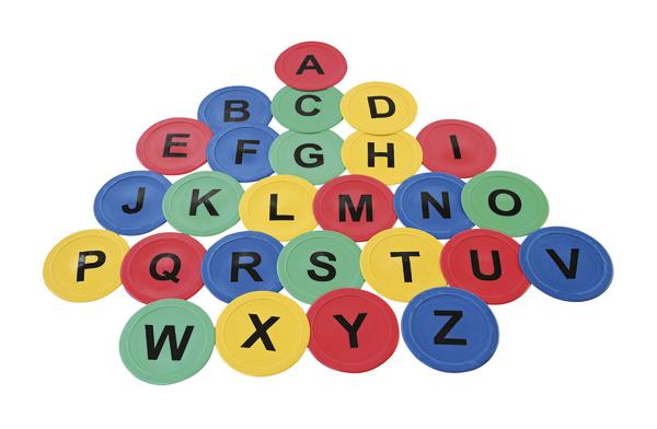 Bunte Spielscheiben mit Buchstaben des Alphabets in Dreiecksform angeordnet.