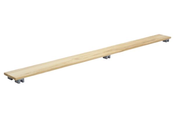 Holzregal aus hellem Holz mit Metallhalterungen, modernes minimalistisches Design.