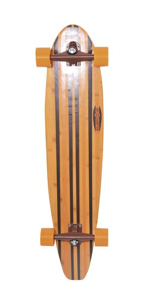 Longboard aus Holz mit orangefarbenen Rollen und braunen Streifen, freigestellt auf weißem Hintergrund.